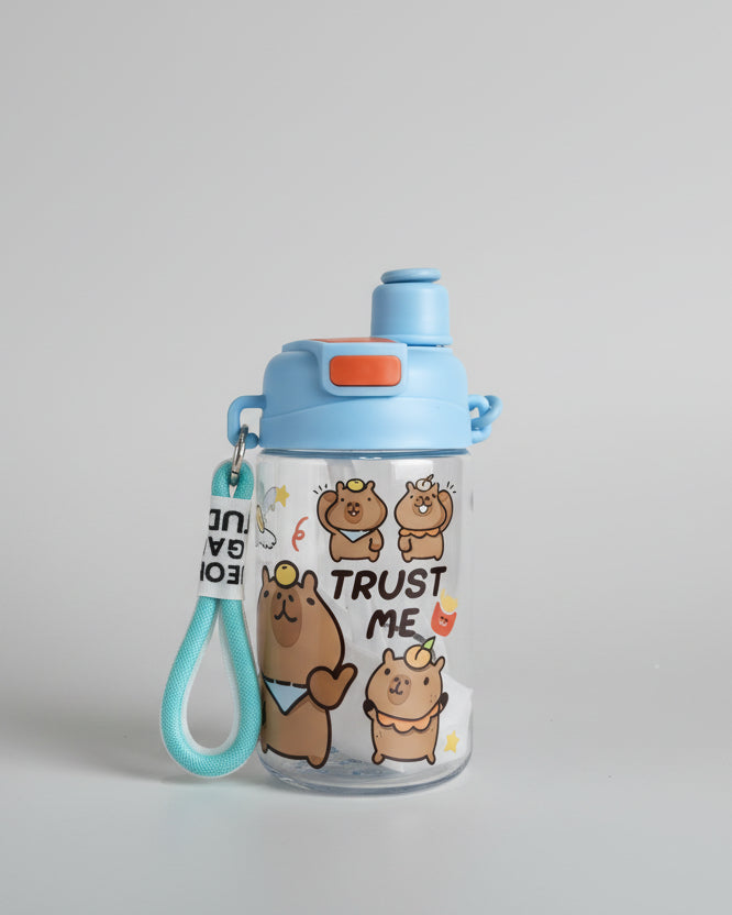 GARRAFA PLÁSTICA INFANTIL CAPIVARA COM ALÇINHA E 2 BICOS.