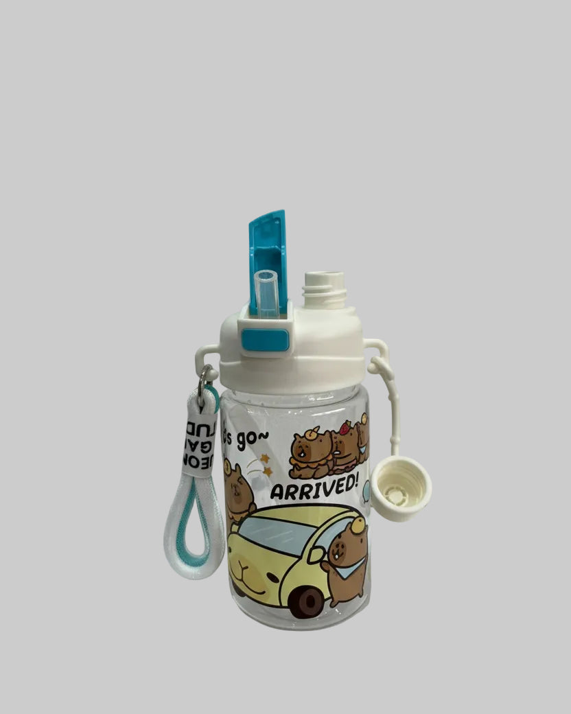 GARRAFA PLÁSTICA INFANTIL CAPIVARA COM ALÇINHA E 2 BICOS.