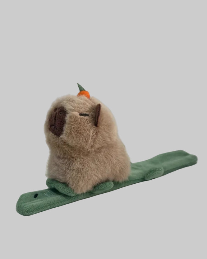 PULSEIRA DE PELUCIA CAPIVARA BATE ENROLA